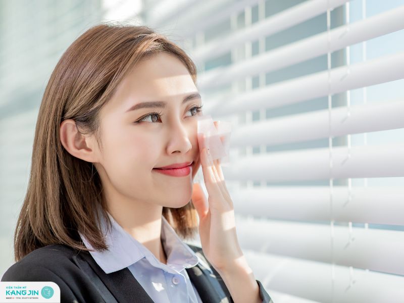 phân biệt các loại da bằng cách sử dụng giấy thấm dầu