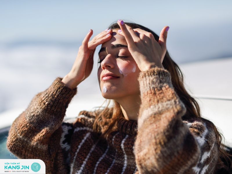 Thoa kem chống nắng mỗi ngày để bảo vệ da khỏi các tác nhân gây hại