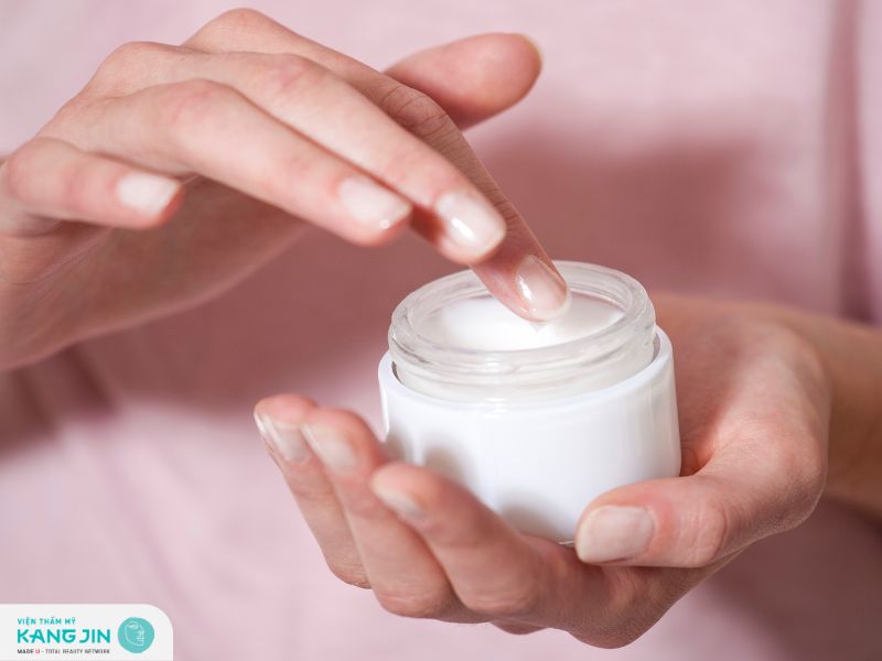 Kem dưỡng ẩm có vai trò như một lớp khóa ẩm