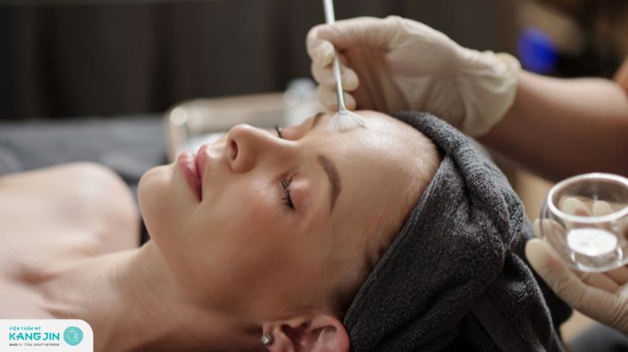 Tẩy da chết hóa học là gì? Cách sử dụng cho từng loại da