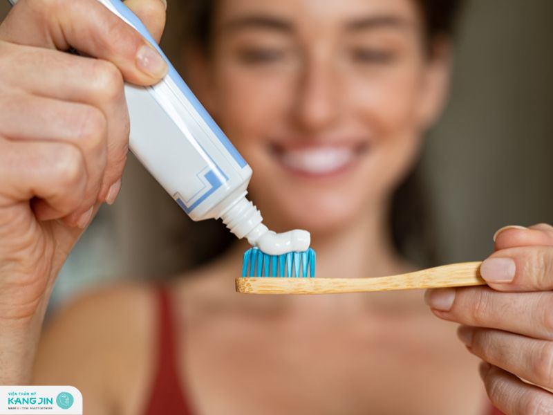 trị thâm môi bằng kem đánh răng