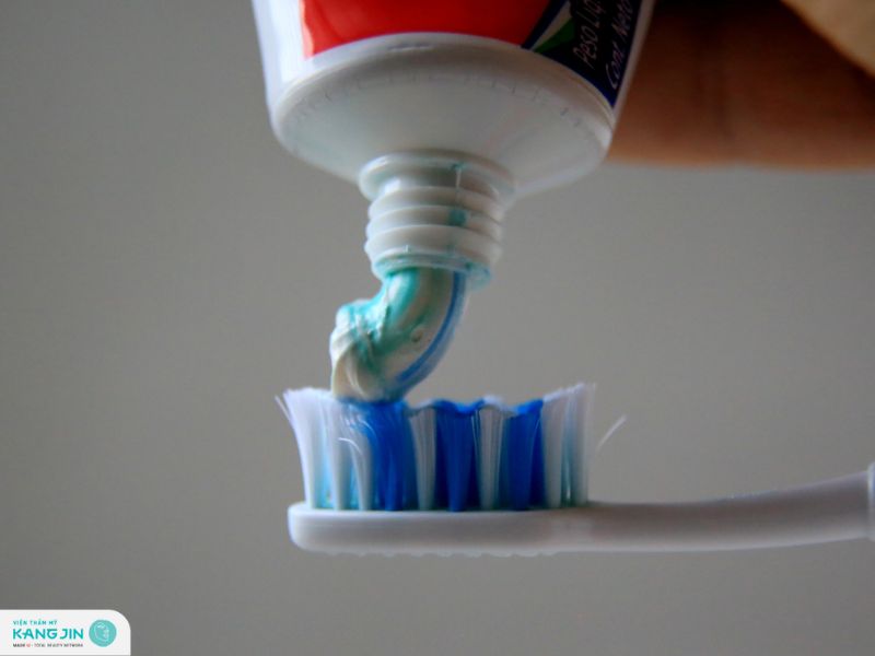 trị thâm môi bằng kem đánh răng