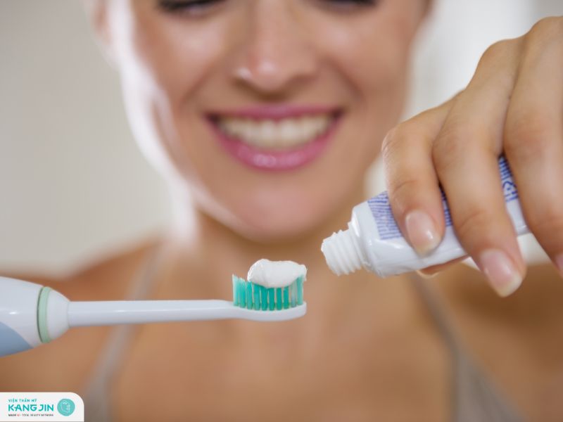 ưu nhược điểm khi trị thâm môi bằng kem đánh răng