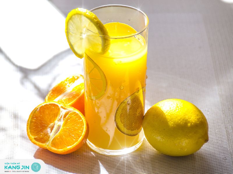 Nước cam giúp chống oxy hóa và sản xuất collagen giúp đẹp da từ sâu bên trong 