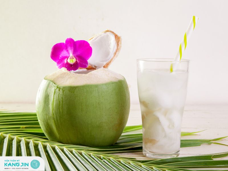 Nước dừa là một lựa chọn không nên bỏ qua để làm căng da