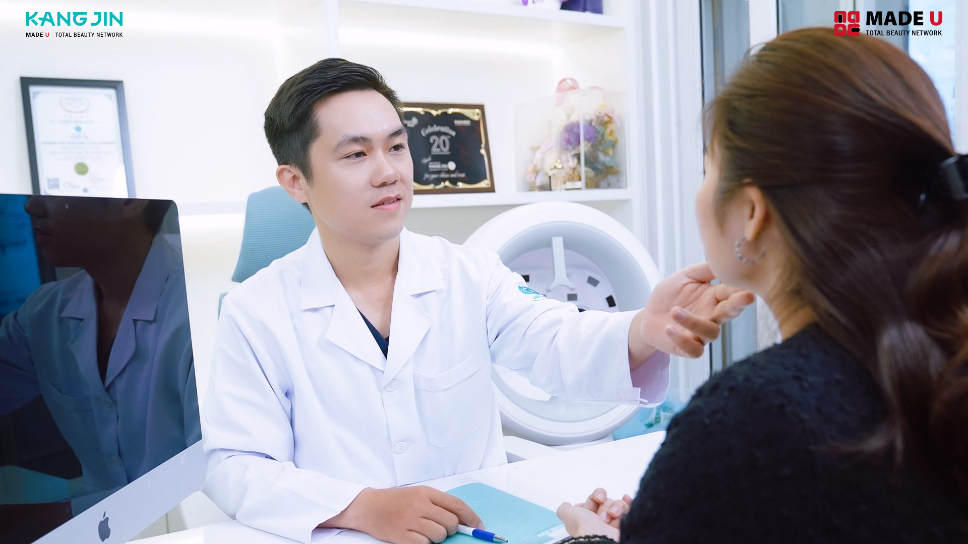 Bác sĩ ngọc tiến tư vấn cho khách