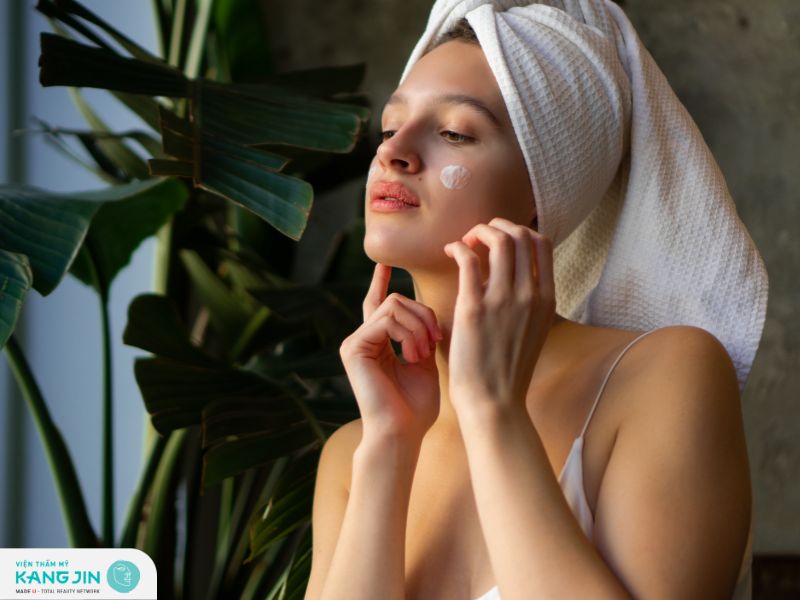 Sử dụng các loại mỹ phẩm chứa ít hóa chất để cải thiện tình trạng da mặt bị đỏ