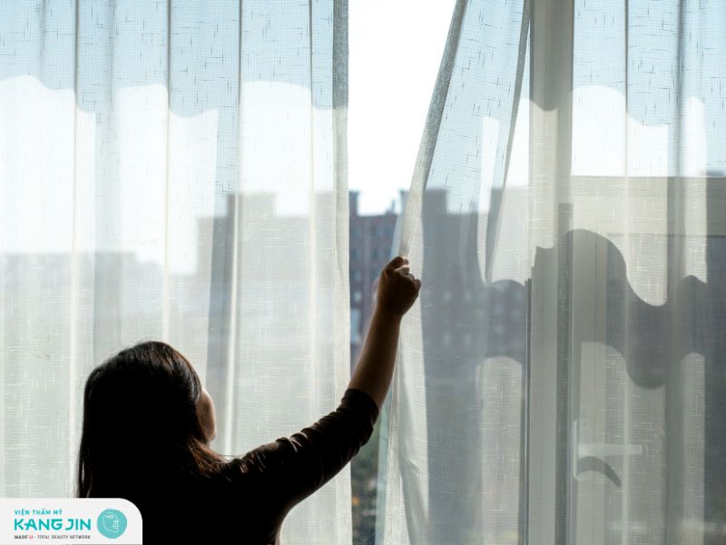 Khắc phục da sạm đen bằng việc sử dụng rèm cửa che chắn ánh nắng chiếu vào