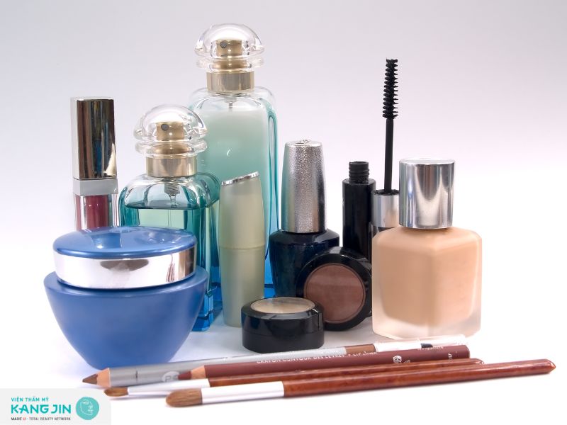 Dùng mỹ phẩm không phù hợp khiến da bị sạm đen dù ở trong nhà