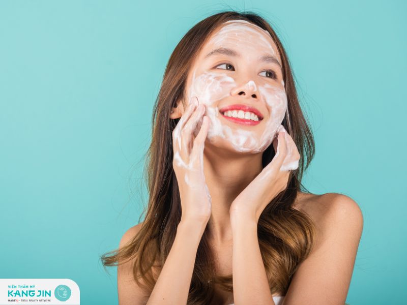 Làm sạch da là bước đầu tiên trong quy trình chăm sóc da mùa nắng