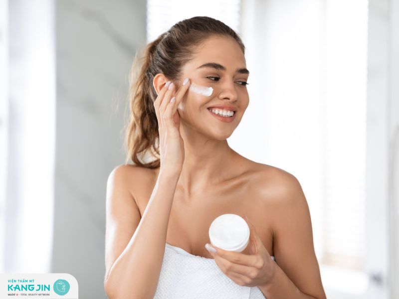 Dưỡng ẩm đầy đủ cho da để tránh tình trạng da bị khô, nứt nẻ