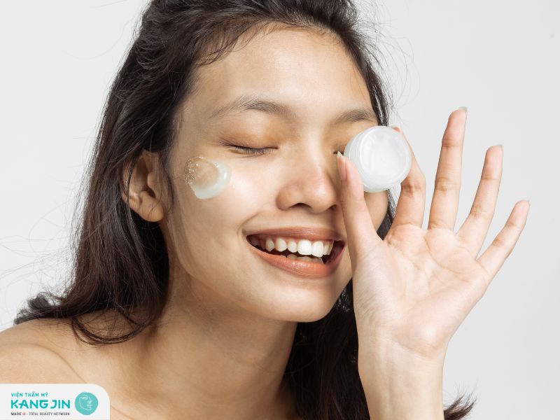 Cung cấp độ ẩm cho da bằng việc thoa kem dưỡng ẩm hàng ngày