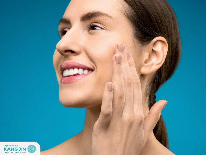 Kiểm tra nhanh độ đàn hồi của da bằng véo da vùng má