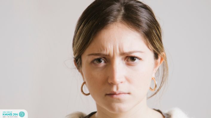 nếp nhăn ấn đường