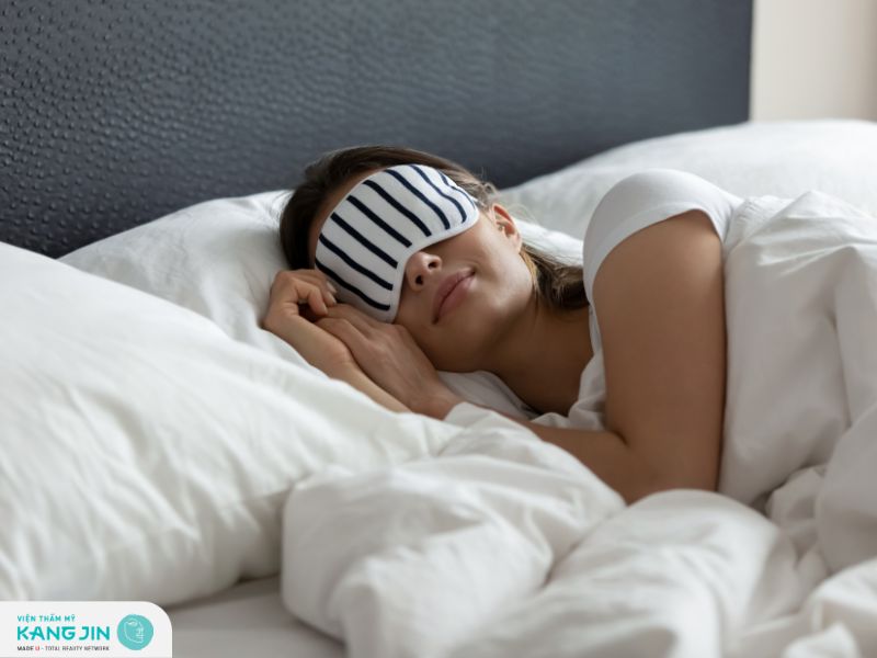 Ngủ đủ 7-8 tiếng mỗi ngày giúp da thư giãn và phục hồi ngừa lão hóa