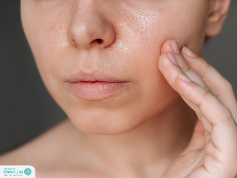 nguyên nhân khiến da đổ dầu sau khi ngủ dậy