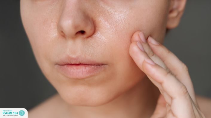 nguyên nhân khiến da đổ dầu sau khi ngủ dậy