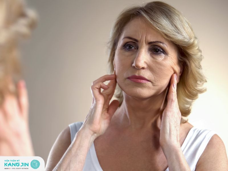 Quá trình lão hóa làm giảm sản xuất collagen và elastin khiến da yếu hơn