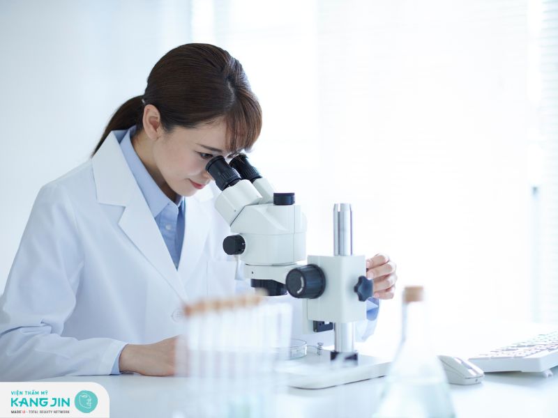 Lấy mẫu da là bước quan trọng trong quy trình thực hiện sinh thiết da