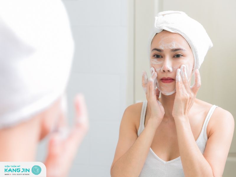 Rửa mặt để loại bỏ bụi bẩn và dầu thừa tích tụ trong suốt một đêm