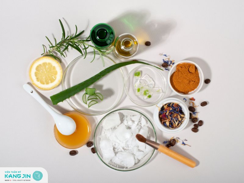 Ưu tiên các sản phẩm chăm sóc da nhạy cảm chứa thành phần thiên nhiên