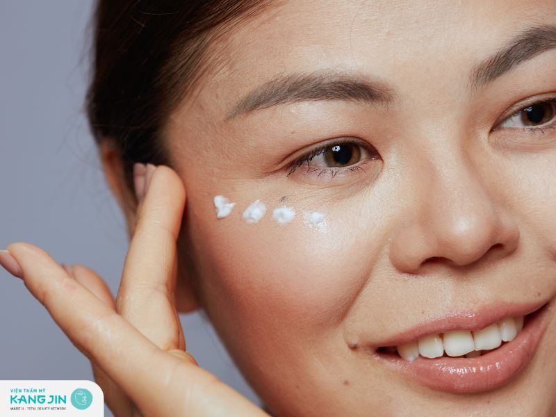 sử dụng kem dưỡng mắt