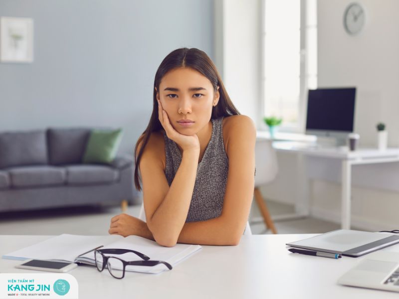 Giải đáp thắc mắc: Lý do tại sao ở trong nhà mà da vẫn bị đen?