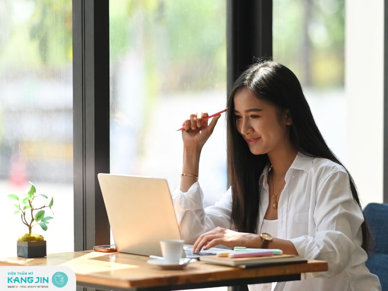 Tại sao ở trong nhà mà da vẫn đen? Do da tiếp xúc thường xuyên với ánh sáng xanh