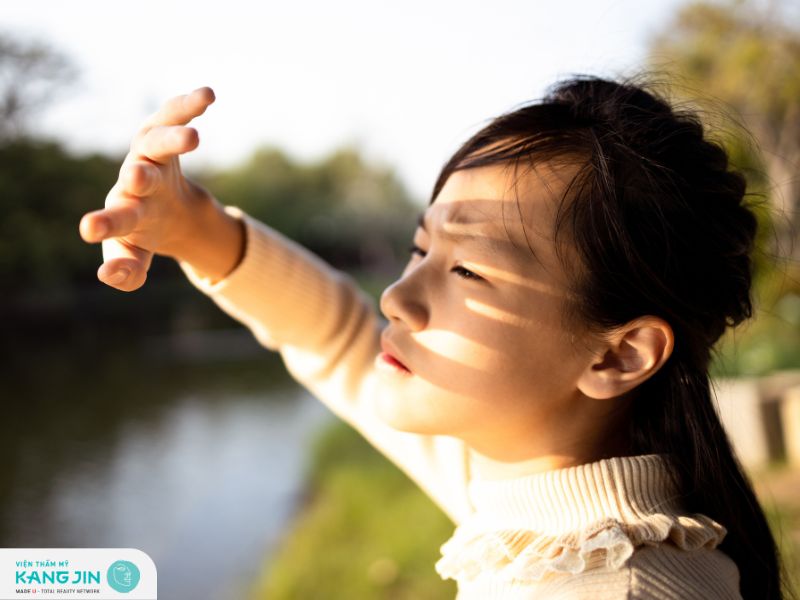 Do đâu da mắt nhăn nheo? Tia UV từ ánh nắng mặt trời