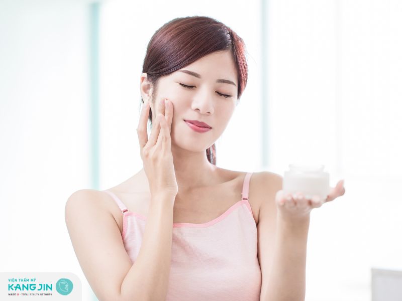 Cách xóa mờ nếp nhăn khóe miệng bằng sản phẩm bôi chuyên dụng