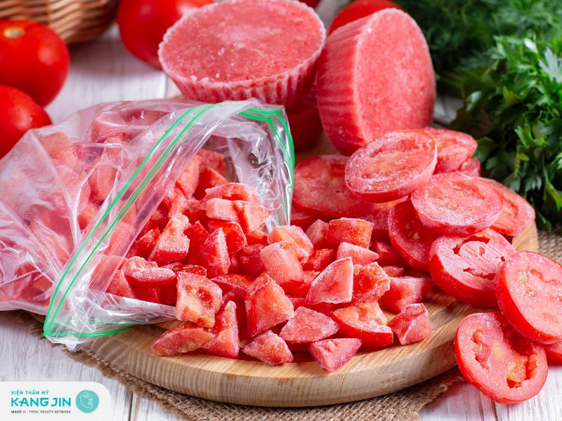 cà chua đông đá chà lên mặt có tốt không