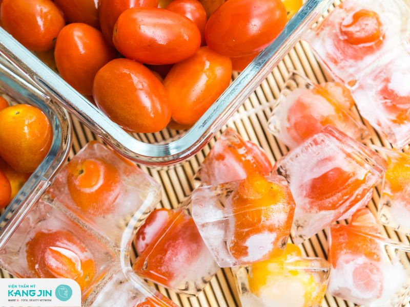 cà chua đông đá chà lên mặt có tốt không