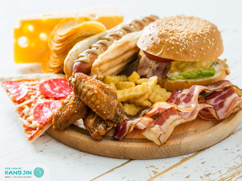 Da dầu nên tránh ăn nhiều thực phẩm chứa chất béo bão hòa và chất béo chuyển hóa