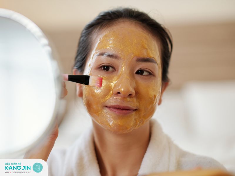 Đắp mặt nạ dưỡng sáng để chăm sóc da sau khi thức khuya nhanh chóng
