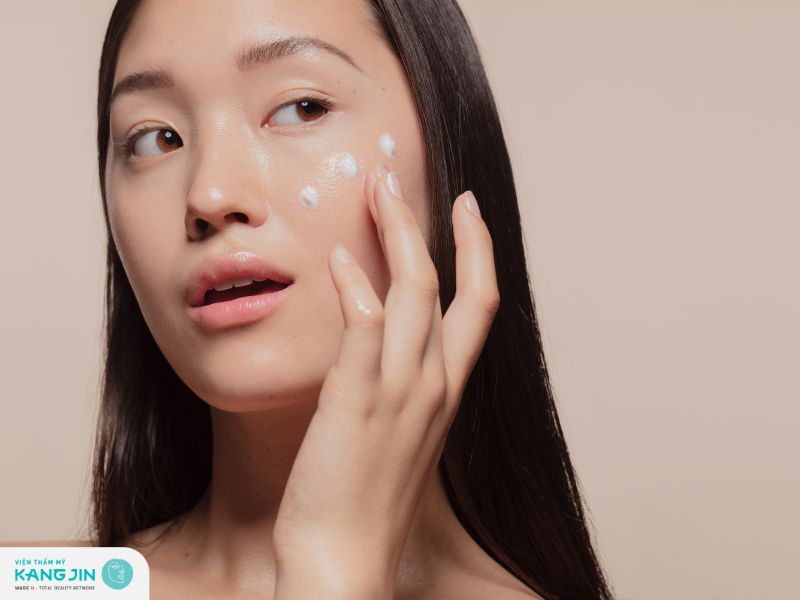 không thoa kem dưỡng cho mắt