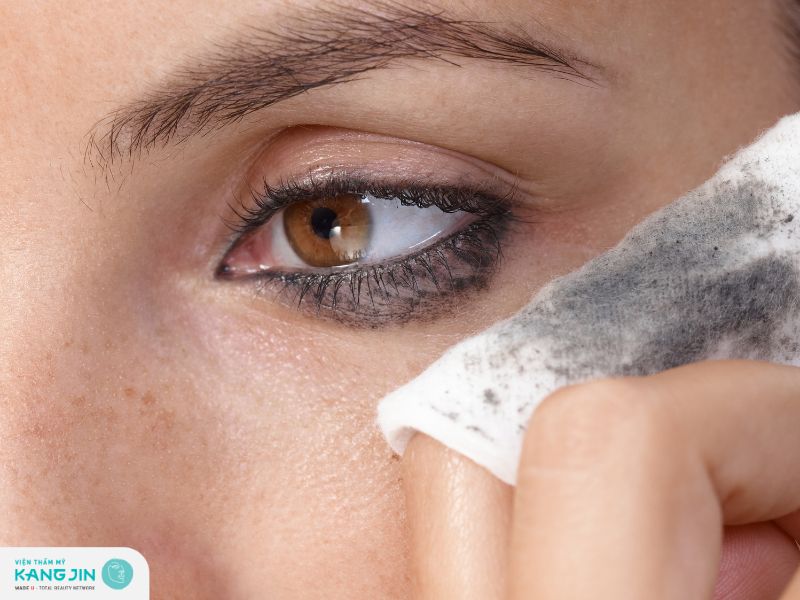 không tẩy trang vùng mắt kỹ