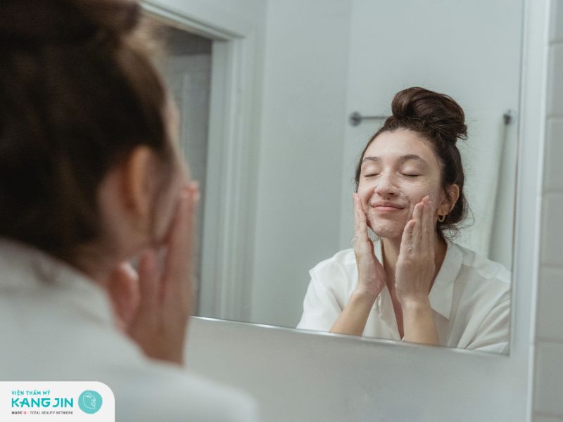 Rửa mặt ngày 2 lần để làm sạch các bụi bẩn, bã nhờn trên da 