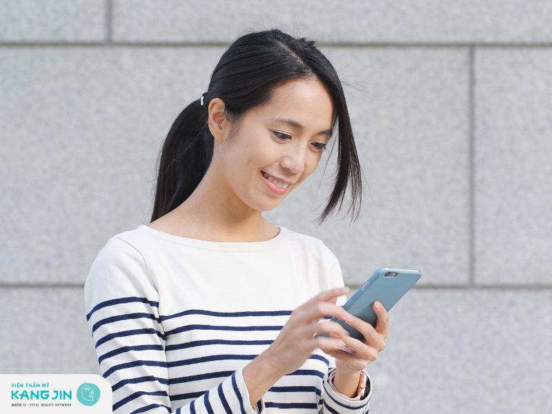 Thói quen không ngờ gây ra nếp nhăn cúi đầu quá lâu 