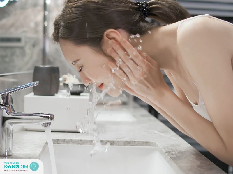 rửa mặt quá thường xuyên