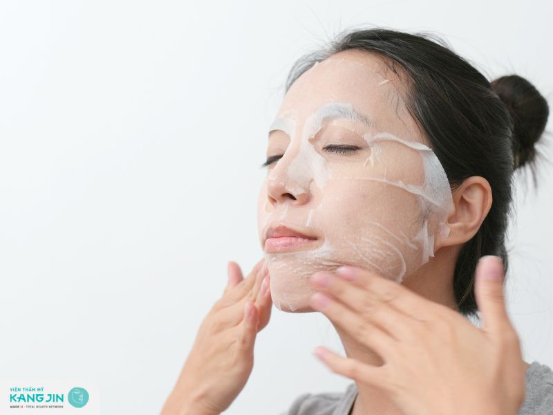 sử dụng mặt nạ dưỡng da