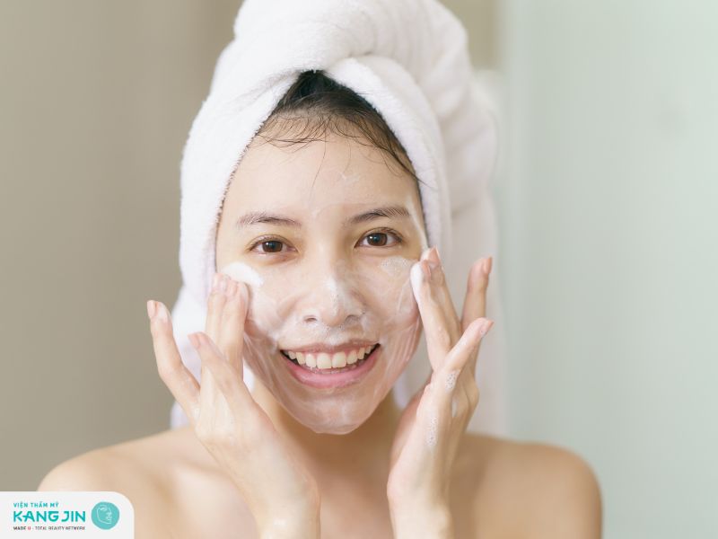 sử dụng sữa rửa mặt