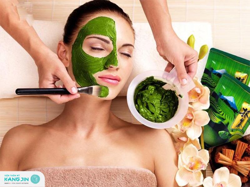 tiến hành đắp mặt nạ