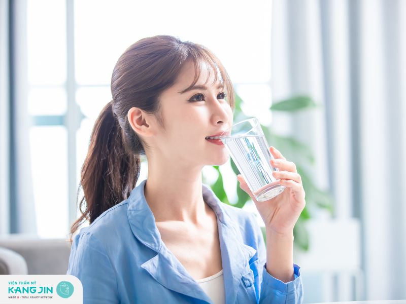 Uống đủ mỗi ngày để cấp ẩm cho da từ sâu bên trong 