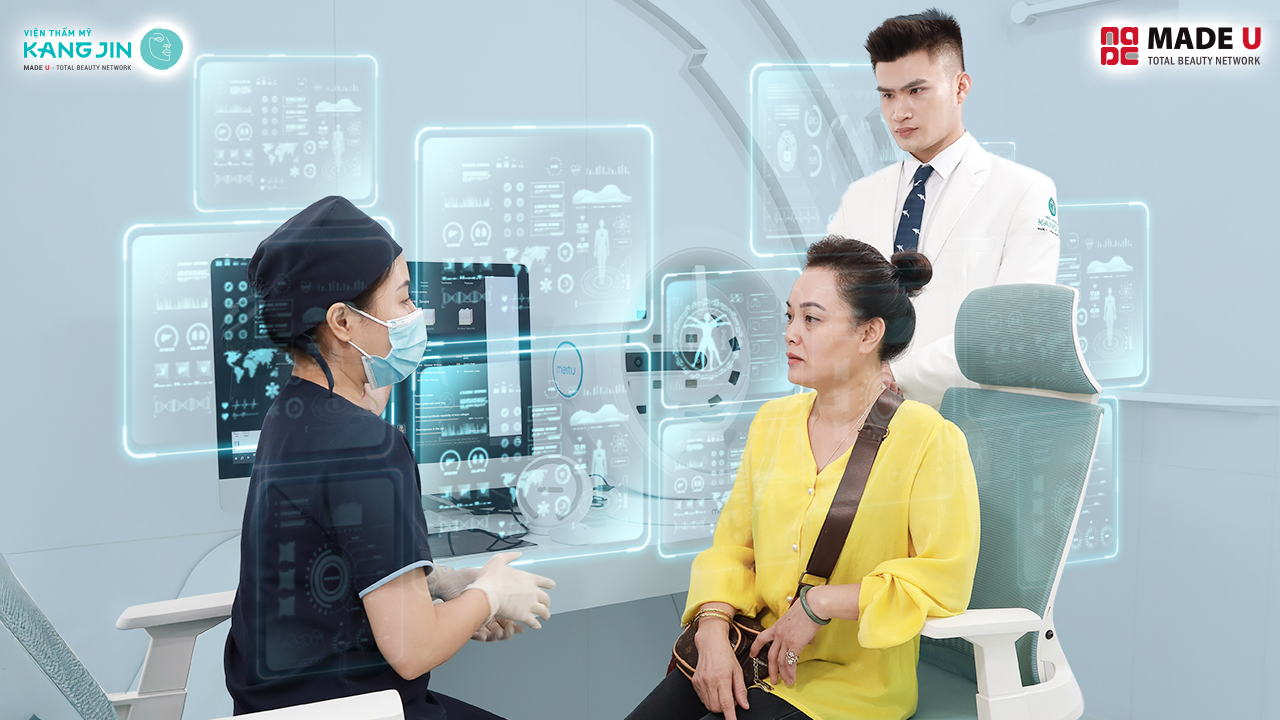 Ekip bác sĩ tư vấn cho cô Bích