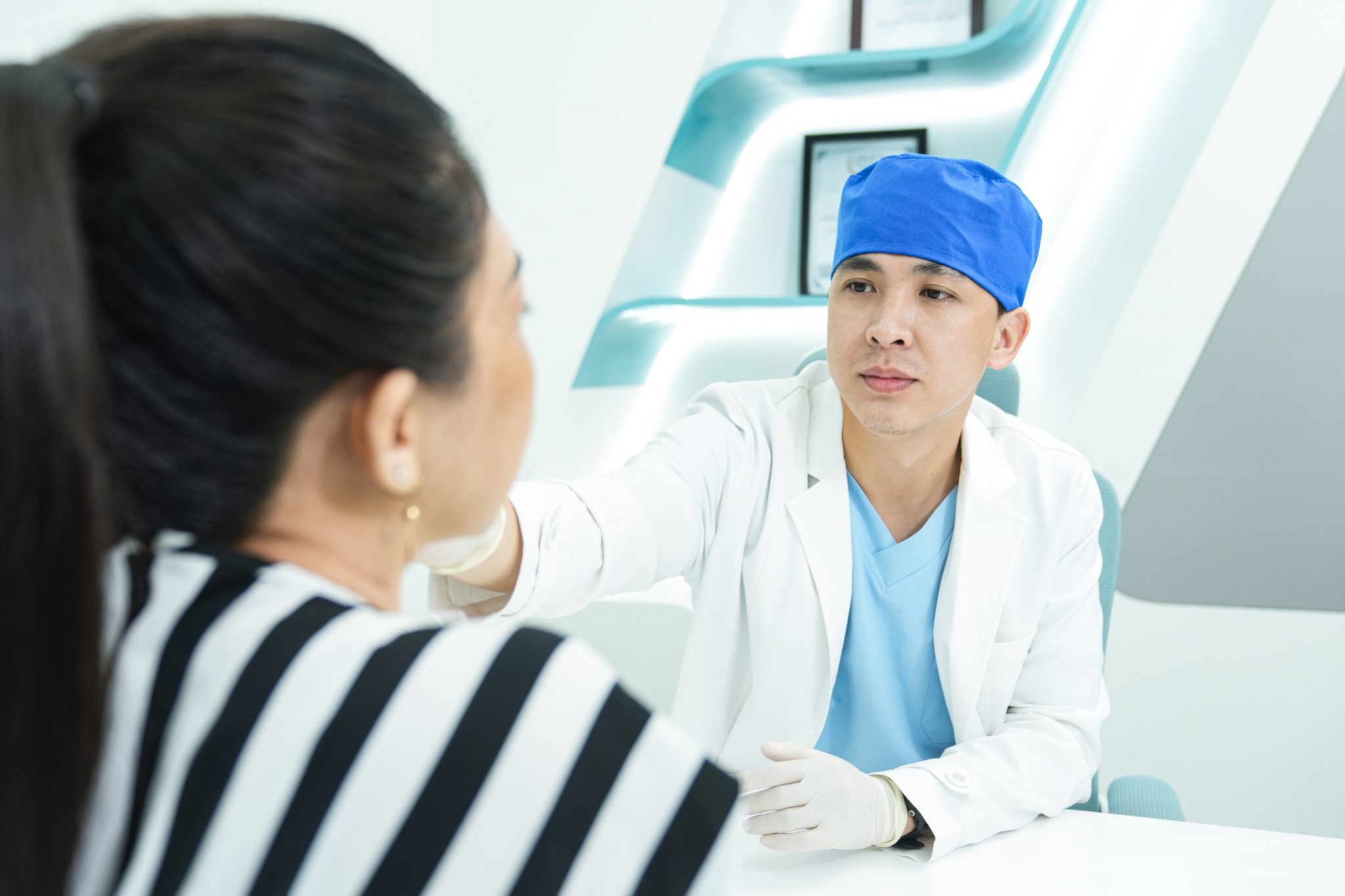 bác sĩ Hóa thăm khám cho cô