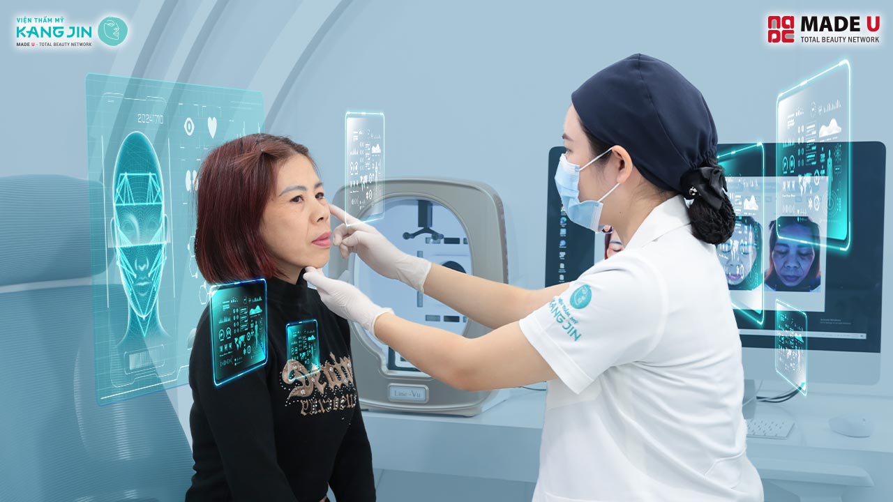 Chị Tuyết được ekip bác sĩ đưa đi soi da