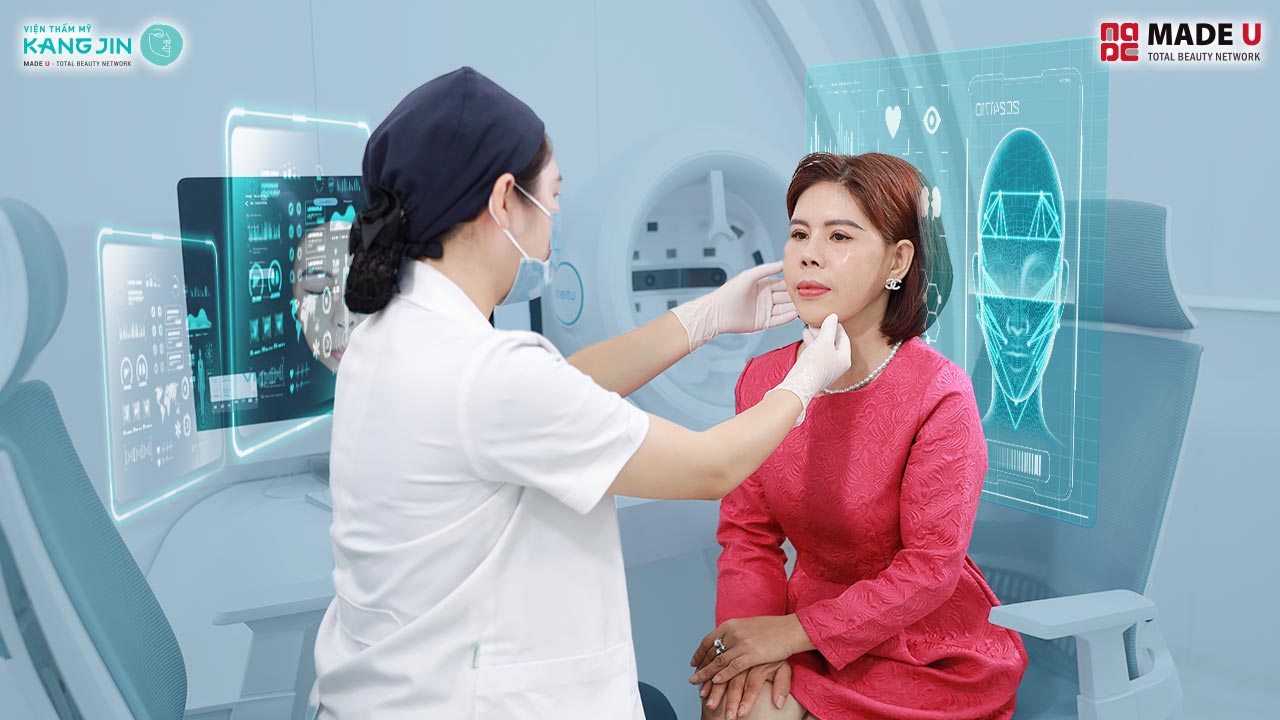 chị Tuyết thực hiện soi da khi đến tái khám