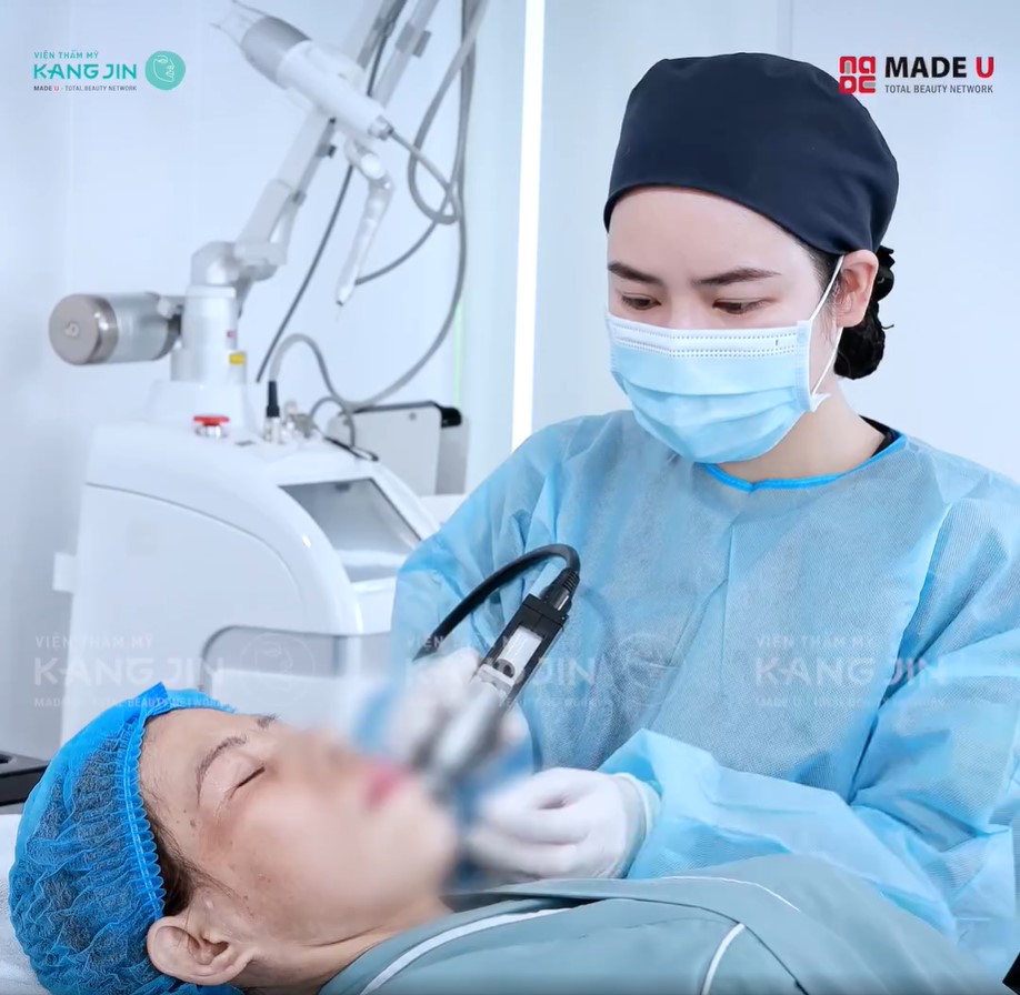 chị Tuyết đang tiến hành thực hiện liệu trình