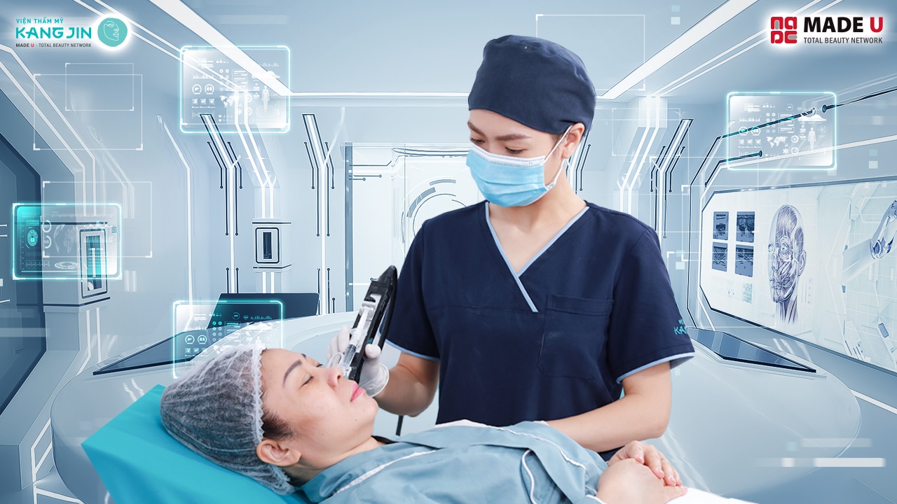 Ekip bác sĩ đang thực hiện điều trị cho chị Lan Hương
