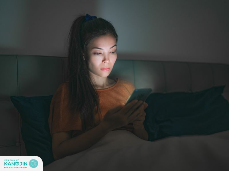 Thói quen sinh hoạt thiếu lành mạnh là nguyên nhân khiến rãnh cười hằn sâu hơn